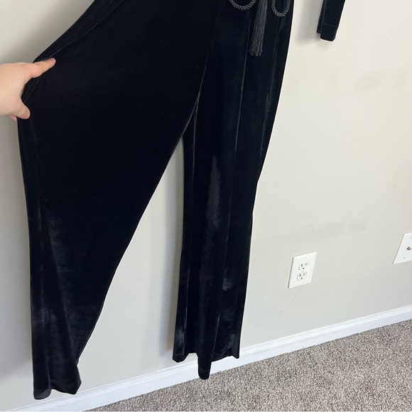 BOSTON PROPER VELVET COLD SHOULDER JUMPSUIT IN BLACK SIZE 8 ROPE BELT - Picture 7 of 15